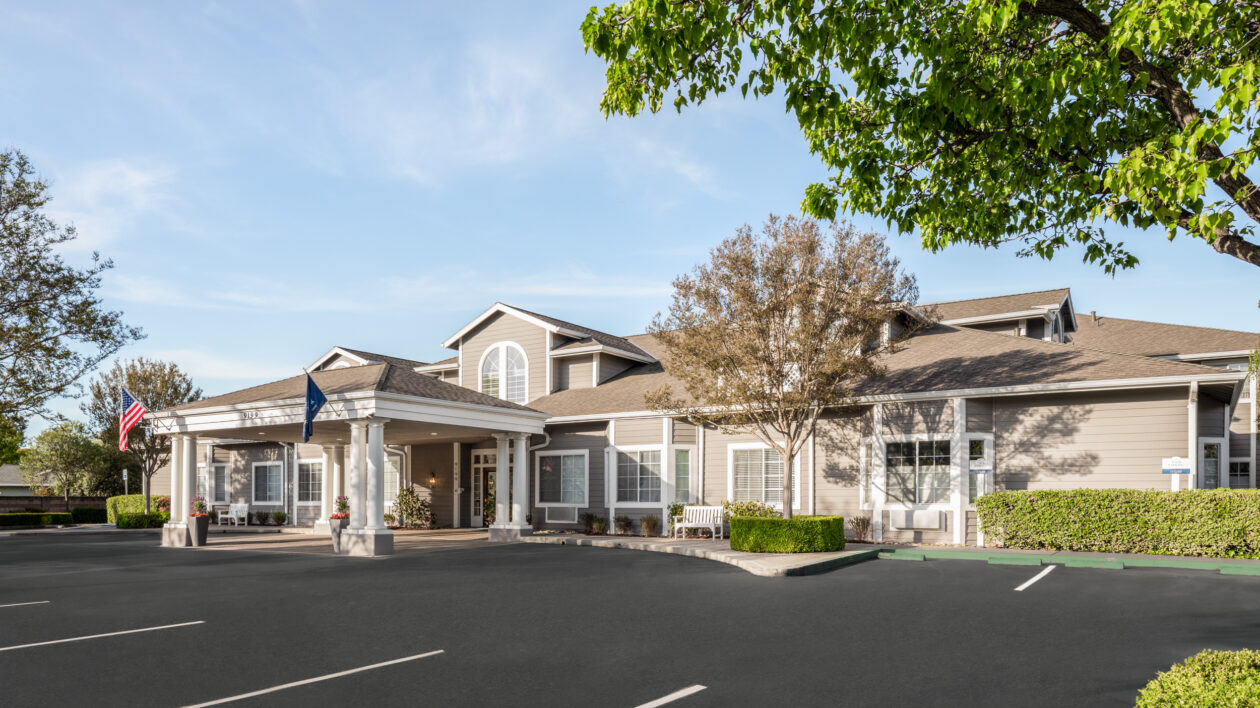 The entrance and parking lot to Ivy Park San Ramon.