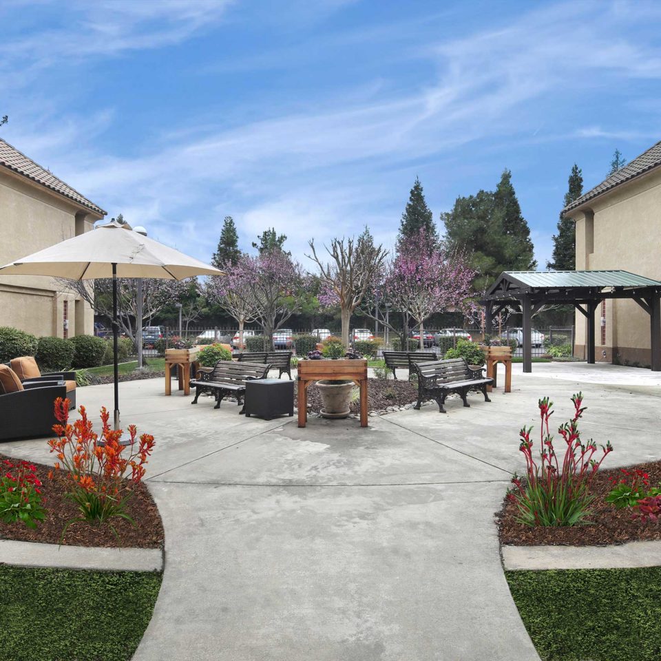 Roseville courtyard with seating area and beautiful landscape
