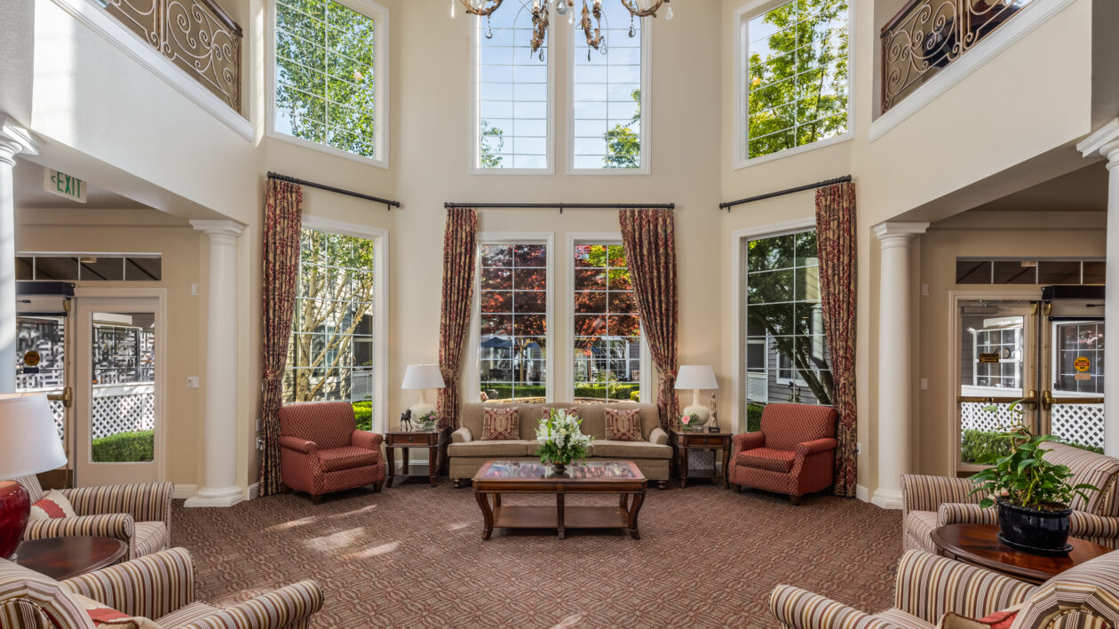 A common area at Ivy Park San Ramon with comfortable chairs and couches looking out to the courtyard.