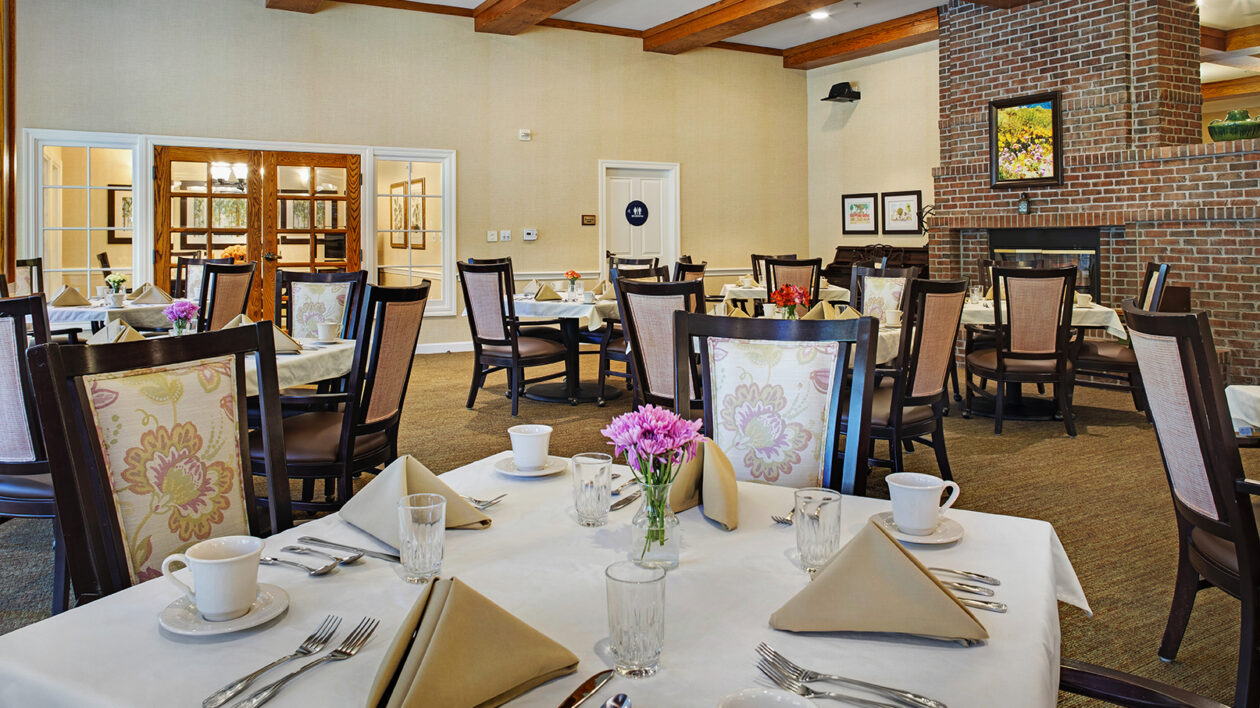 Ivy Park at Tustin dining area