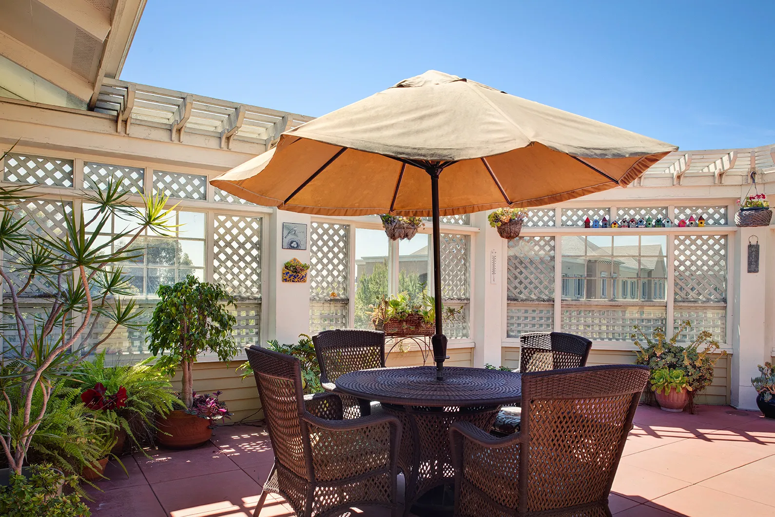 outdoor patio seating area at Ivy Living at Seal Beach